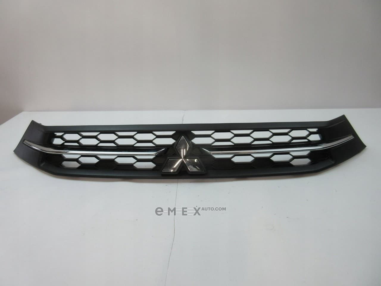 OEM GRILLE ASSY, RADIATOR 6402A504